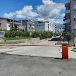 Frida- Free Private Parking